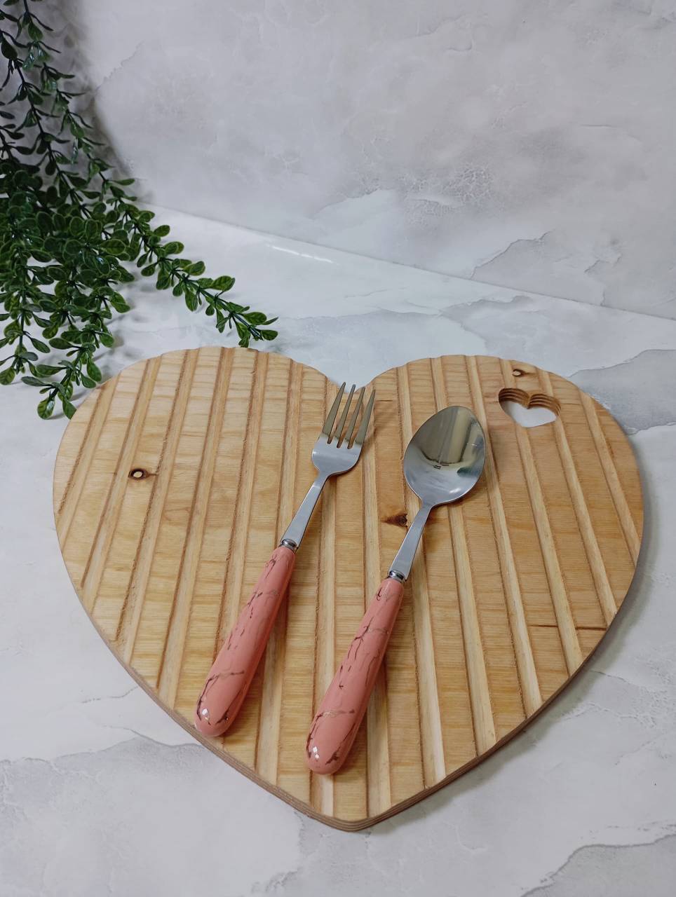 تصویر از قاشق چنگال نقره ای دسته صورتی