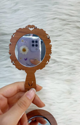 تصویر از اینه دستی چوبی