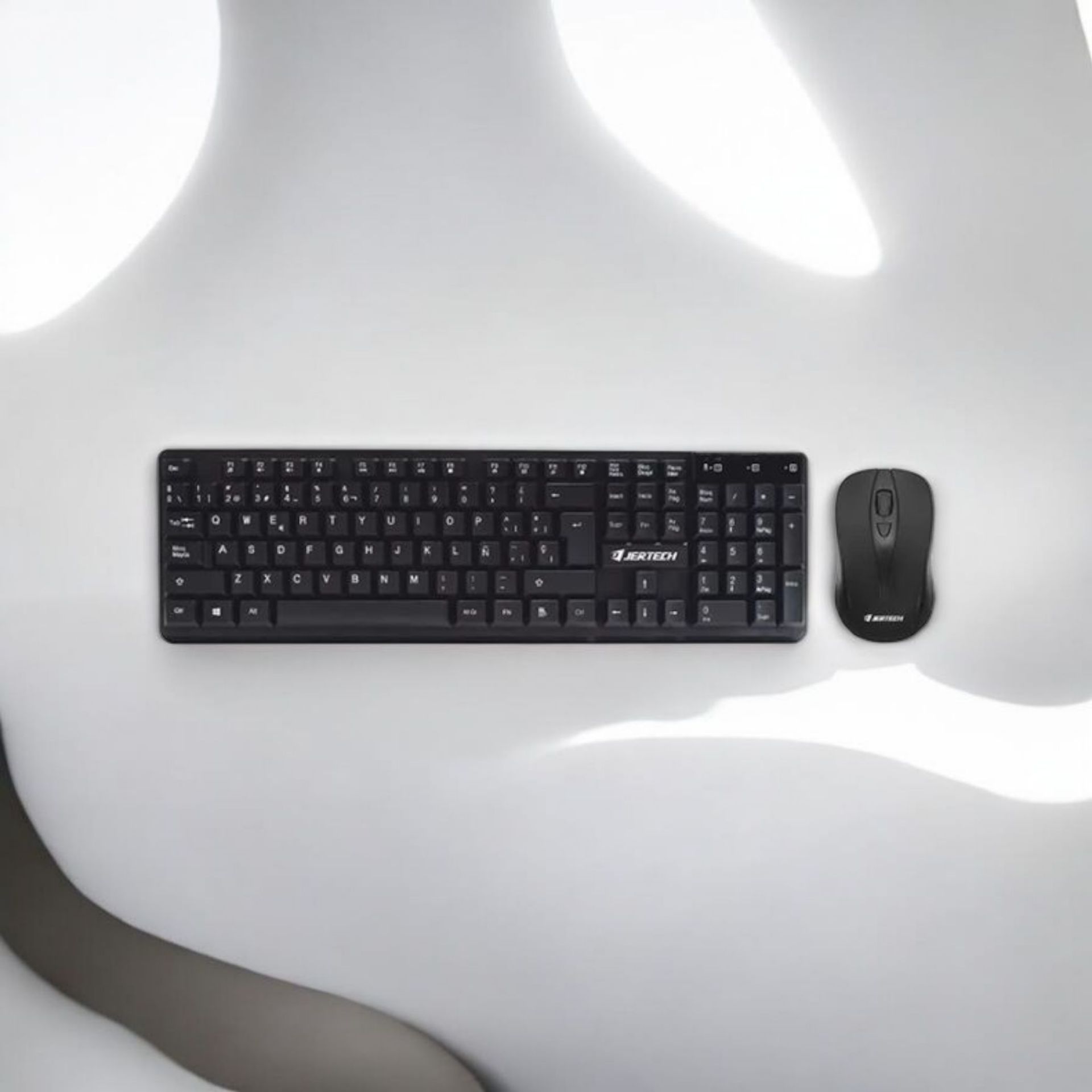 تصویر از کیبورد و موس وایرلس جرتک